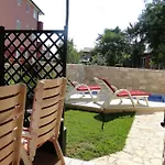 Ela *